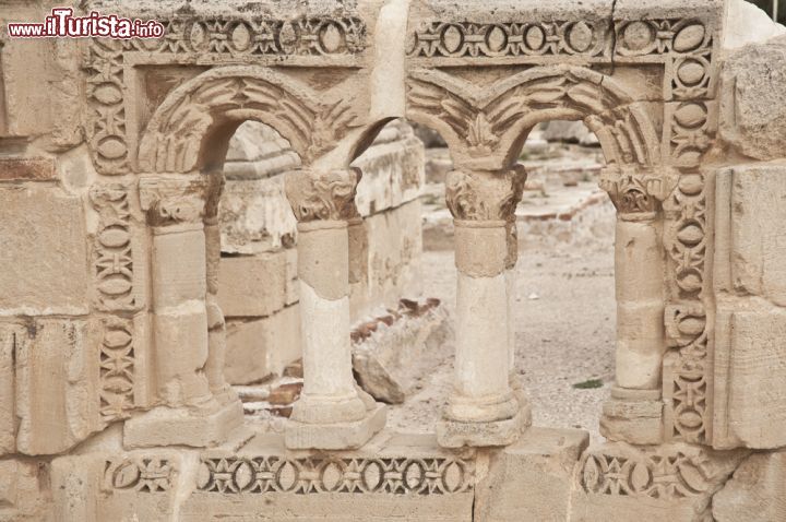 Immagine Dettaglio del Palazzo Hisham, tra le architetture più eleganti  e fine che si possono ammirare nella zona di Gerico - © grafnata / Shutterstock.com