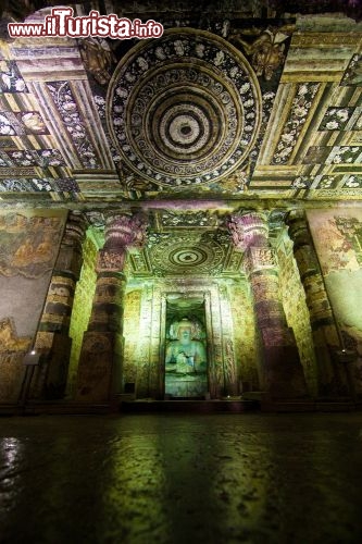 Immagine Dettaglio all interno di una delle grotte delle Ajanta Caves in India, stato del Maharashtra - © Tereshchenko Dmitry / Shutterstock.com