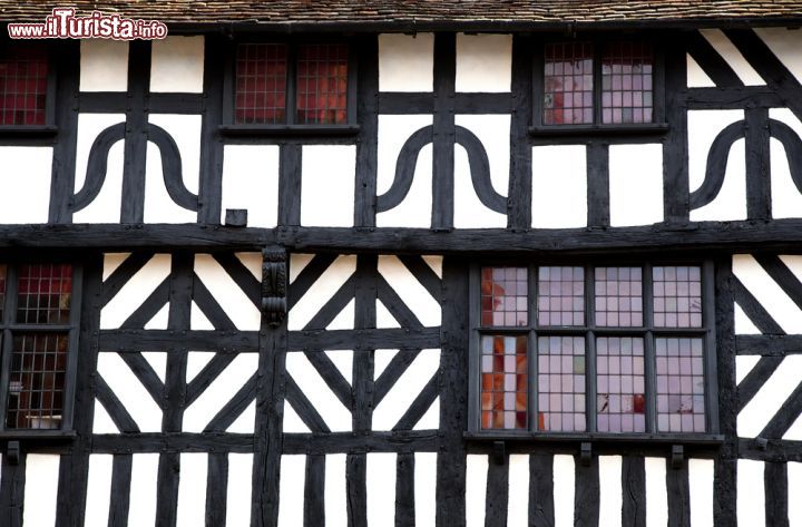 Immagine Dettaglio di antica casa di Stratford-upon-Avon, Inghilterra - La suggestiva decorazione lignea che abbellisce le antiche dimore della città del Warwickshire © Jane Rix / Shutterstock.com