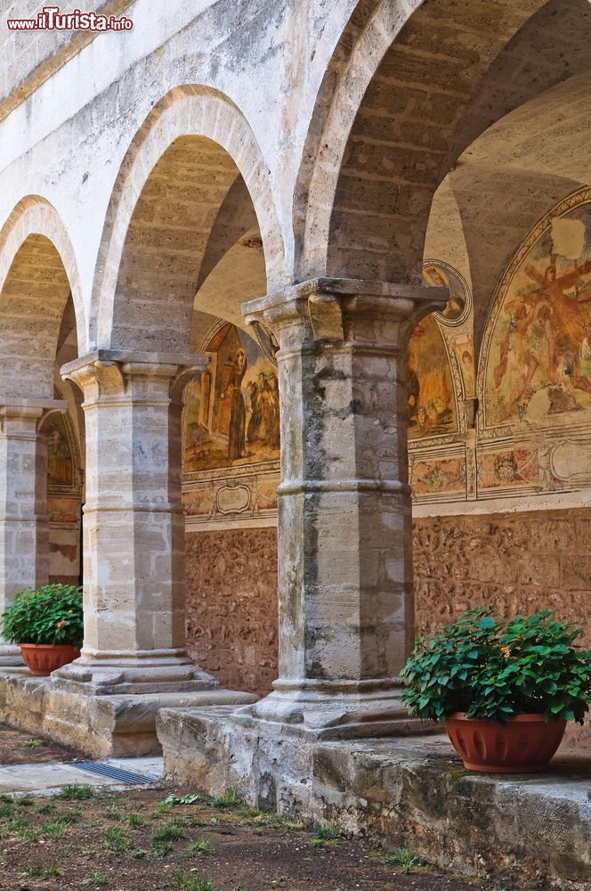 Immagine Un dettaglio architettonico del cortile della chiesa di Santa Maria delle Grazie a Manduria, Puglia, Italia.