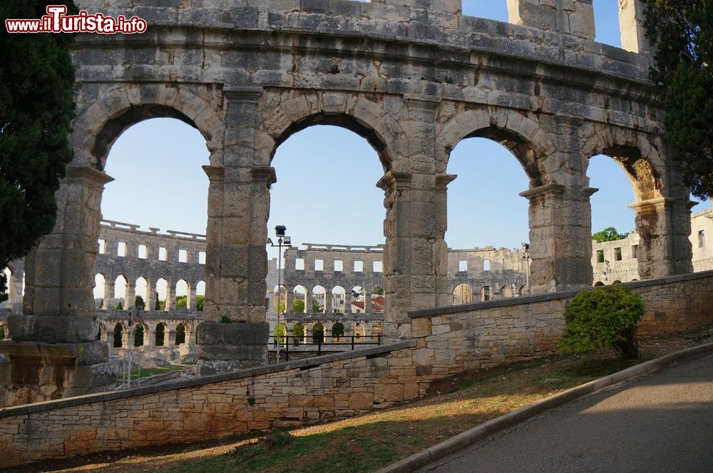 Immagine Dettaglio architettonico degli archi nel teatro di Augusto a Pola, Croazia.