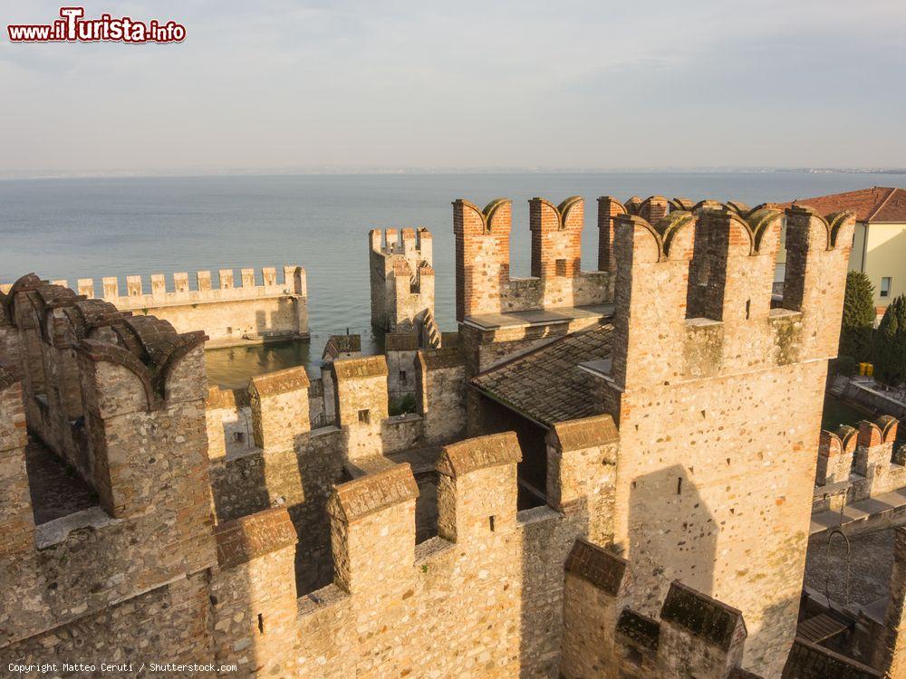 Immagine Dettaglio architettonico del castello scaligero a Sirmione, Lago di Garda, Lombardia - © Matteo Ceruti / Shutterstock.com