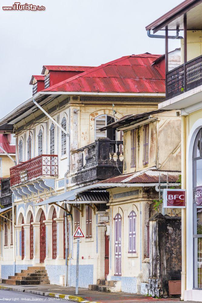 Immagine Dettaglio architettonico del centro di Cayenne, Guyana Francese - © Anton_Ivanov / Shutterstock.com