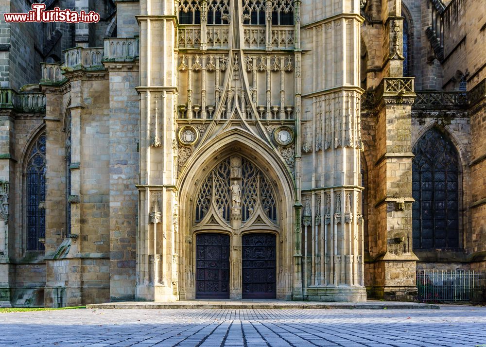 Immagine Dettaglio architettonico della cattedrale di Limoges, Francia. Questo edificio religioso si presenta in stile gotico.
