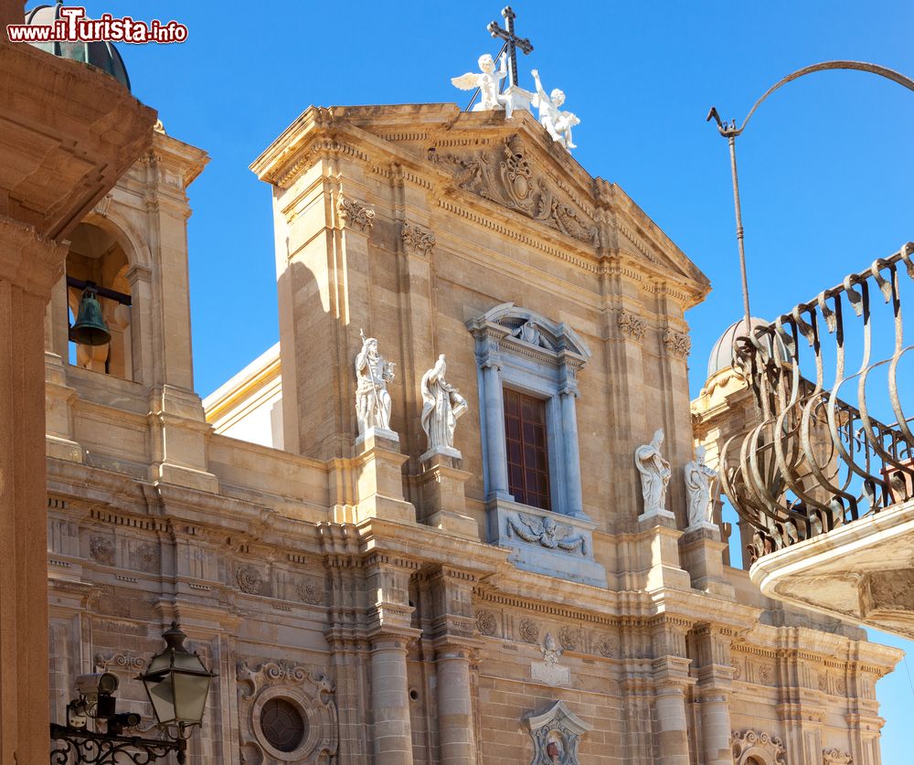 Immagine Dettaglio architettonico della cattedrale di Marsala, Sicilia: dedicata a San Tommaso di Canterbury, la chiesa si presenta in stile barocco, barocchetto e normanno.