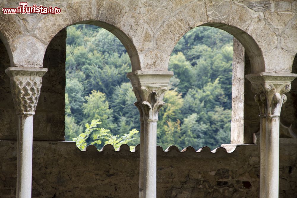 Immagine Dettaglio architettonico della cattedrale di Santa Maria a Saint-Bertrand-de-Comminges, Francia: i capitelli del chiostro presentano decori tutti diversi l'uno dall'altro.