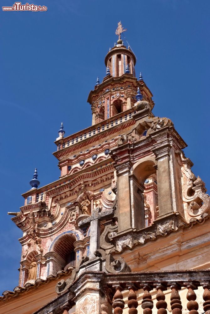Immagine Dettaglio architettonico della chiesa di San Bartolomeo a Jerez de los Caballeros, Spagna. Costruita fra la seconda metà del XV° secolo e i primi anni del XVI° in stile gotico finale, la chiesa venne poi ampliata nei due secoli successivi. La bella facciata ha la forma di una pala d'altare con quattro ceramiche che raffigurano i santi.