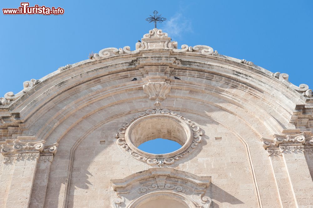 Immagine Dettaglio architettonico della chiesa di San Francesco a Monopoli, Puglia. Costruita nel XVIII° secolo, questa chiesa in stile barocco rinascimentale è una delle più belle di Monopoli.