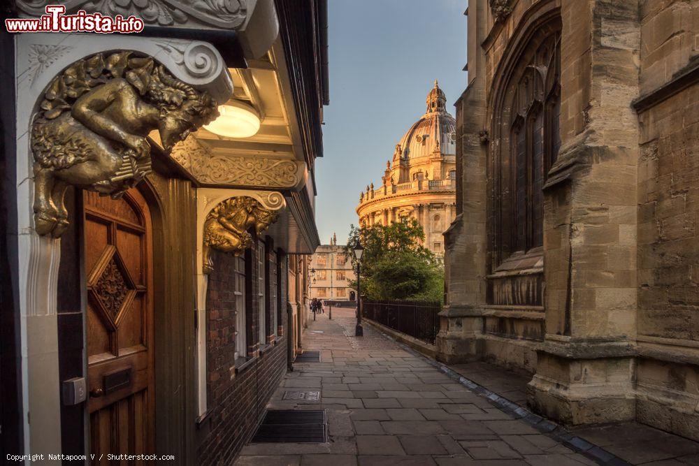 Immagine Dettaglio architettonico della Radcliffe Camera a Oxford, Inghilterra (UK). Una bella porta in legno con scultura in primo piano - © Nattapoom V / Shutterstock.com