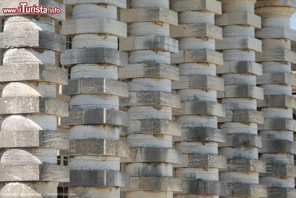 Immagine Dettaglio architettonico delle Saline Reali di Arc-et-Senans, Francia - © Jef Wodniack / Shutterstock.com