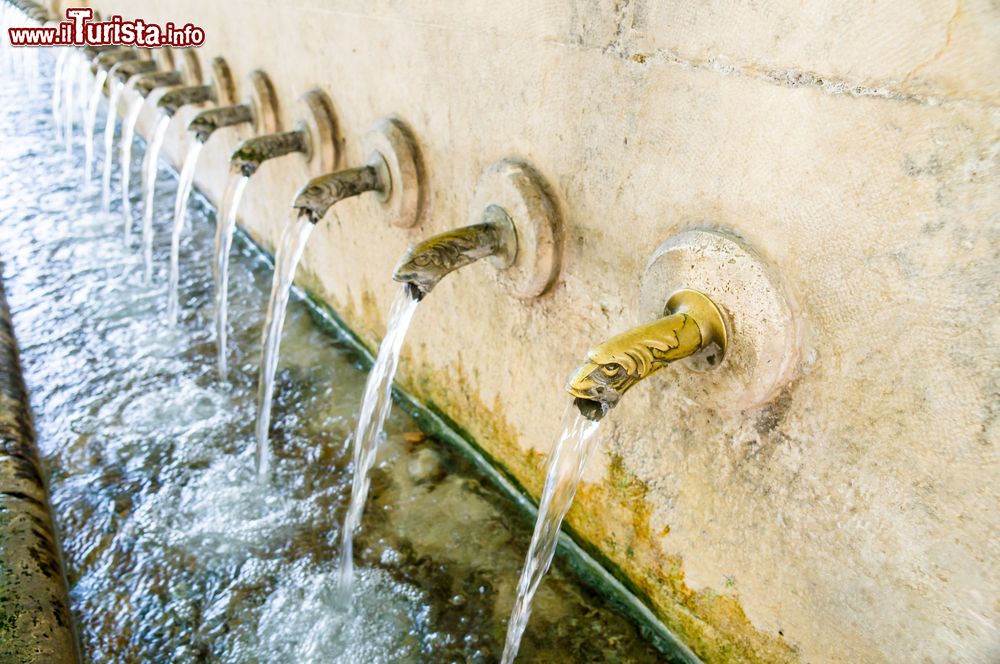 Immagine Dettaglio architettonico di una fontana a Xativa, Valencia, Spagna.