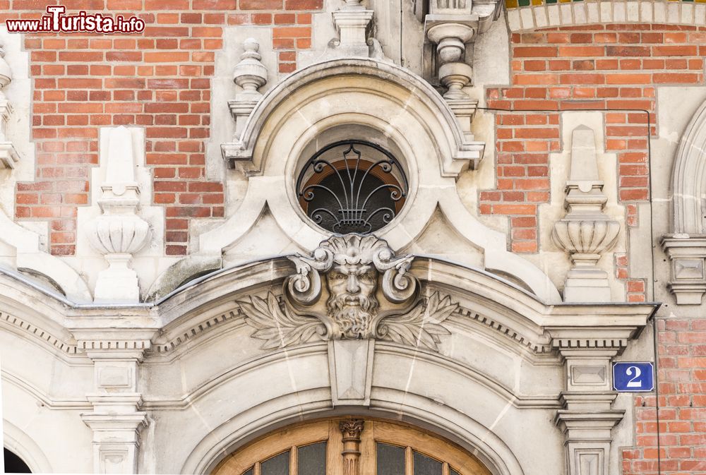 Immagine Dettaglio architettonico di un edificio storico in una strada di Vichy, Francia.