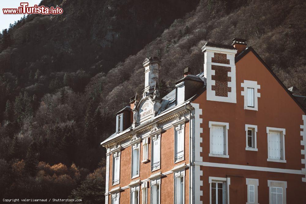 Immagine Dettaglio architettonico di un elegante edificio nel centro di Cauterets, Francia - © valeriiaarnaud / Shutterstock.com