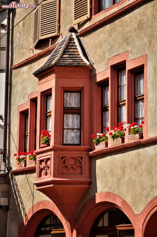Immagine Dettaglio architettonico di un palazzo signorile nel borgo di Thann, Alsazia (Francia).
