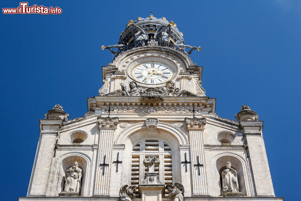 Immagine Dettaglio architettonico di una chiesa nel centro storico di Nantes, Francia.