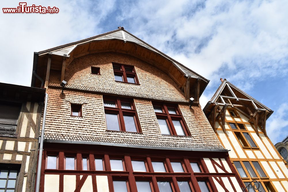 Immagine Dettaglio architettonico di vecchie case nel centro di Troyes, Francia.