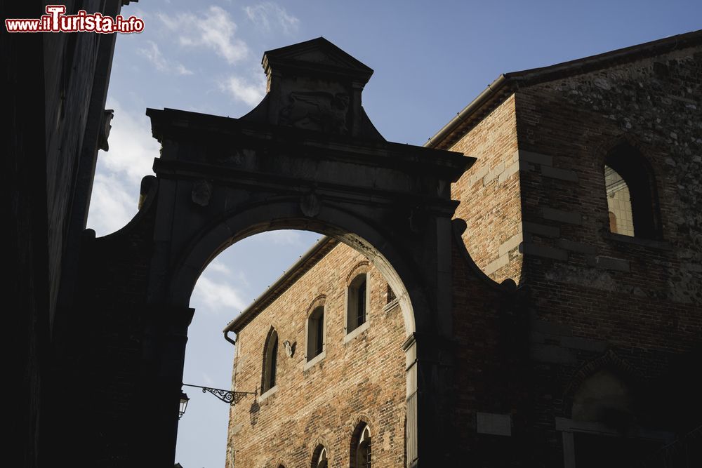 Immagine Dettaglio architettonico in piazza della Loggia a Udine, Friuli Venezia Giulia.