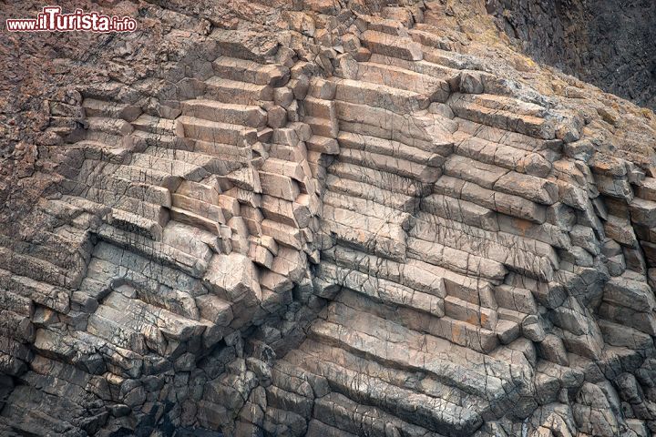 Immagine Particolare delle rocce di Scandola, in Corsica - la Riserva Naturale di Scandola, nel nord-ovest della Corsica, non si può definire altrimenti se non un paradiso, anche e soprattutto per appassionati e studiosi di geologia. In questa splendida località, lastre di porfido, riolite e basalto si ergono a picco sul mare fino a raggiungere l'altezza di 1000 metri, in uno scenario naturale davvero incredibile. 