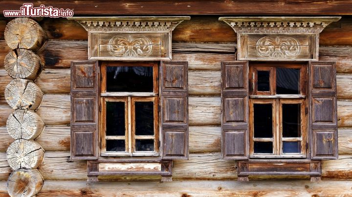 Immagine Dettaglio di una casa al Museo delle Architetture in legno di Suzdal, Russia  - Un grazioso particolare della facciata di una abitazione costruita in legno ospitata nel museo a cielo aperto di Suzdal © dimbar76 / Shutterstock.com