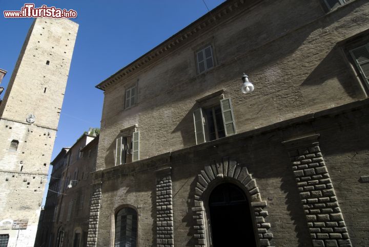 Immagine Dettaglio del centro storico di Fermo, nelle Marche - © Claudio Giovanni Colombo / Shutterstock.com