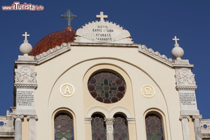 Immagine Dettaglio della chiesa di Agios Minas a Heraklion, Creta - Particolare del rosone e delle vetrate che decorano la facciata della cattedrale dedicata al patrono San Mina © Ana Martinez de Mingo / Shutterstock.com