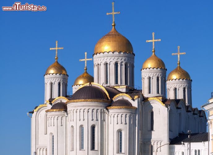 Immagine Dettaglio delle cupole dorate della cattedrale dell'Assunzione a Vladimir, la splendida città della Russia che fa parte del cosiddetto Anello d'Oro di Mosca - © Art Konovalov / Shutterstock.com