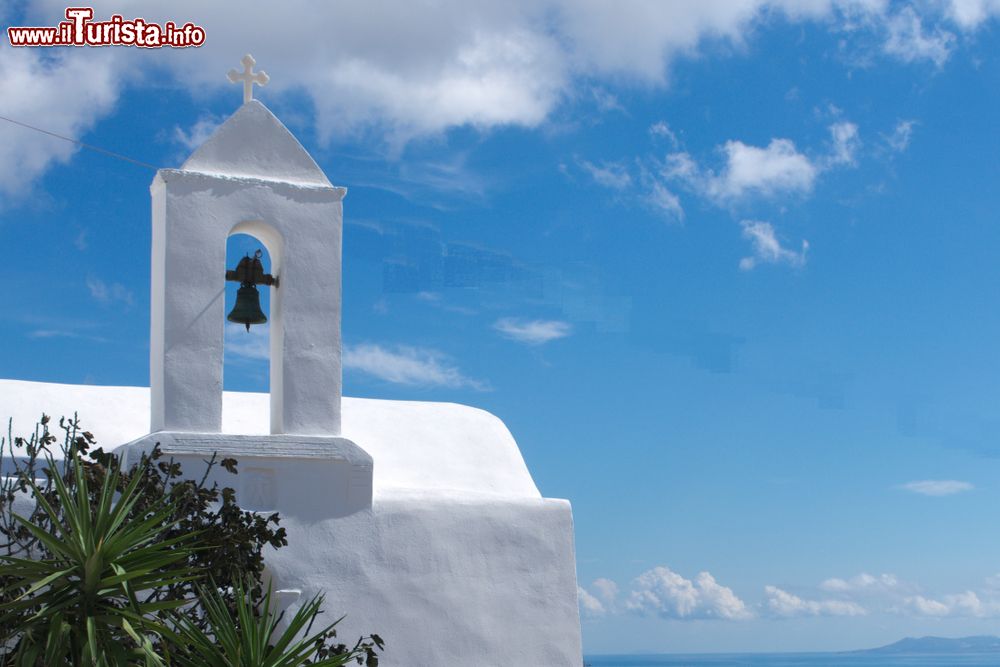 Immagine Dettaglio del campanile di una chiesetta sull'isola di Sikinos, arcipelago delle Cicladi (Grecia).