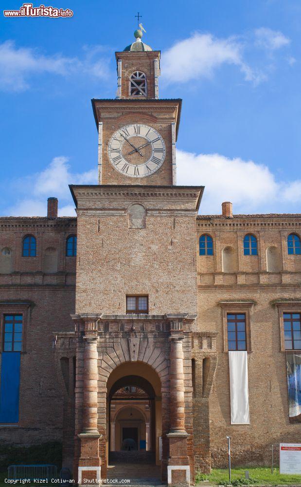 Immagine Dettaglio del Castello dei Pio di Carpi, Emilia-Romagna. Si tratta di un insieme disomogeneo di edifici costruiti in epoche diverse che si estende su Piazza Martiri e su Piazza Re Astolfo, cuore medievale della città di Carpi - © Kizel Cotiw-an / Shutterstock.com