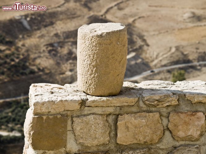 Immagine Dettaglio del castello di Karak, Giordania. Un frammento di colonna nella fortezza di Al-Kerak costruita dai cavalieri vittoriosi dalla prima Crociata - © OPIS Zagreb / Shutterstock.com