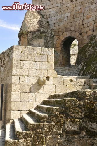 Immagine Dettaglio del castello di Sortelha, Portogallo - Una scalinata accompagna alla visita del castello medievale e delle sue fortificazioni © ruigouveia / Shutterstock.com