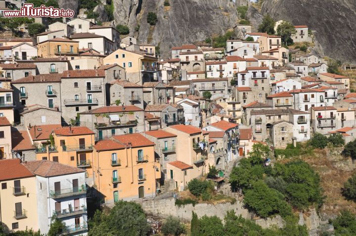 Immagine Il dettaglio del centro della cittadina di Castelmezzano uno dei borghi più belli della lucania - © Mi.Ti. / Shutterstock.com