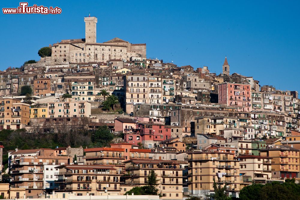 Immagine Dettaglio del centro storico di Palombara Sabina, in alto il Castello che domina la città in Provincia di Roma