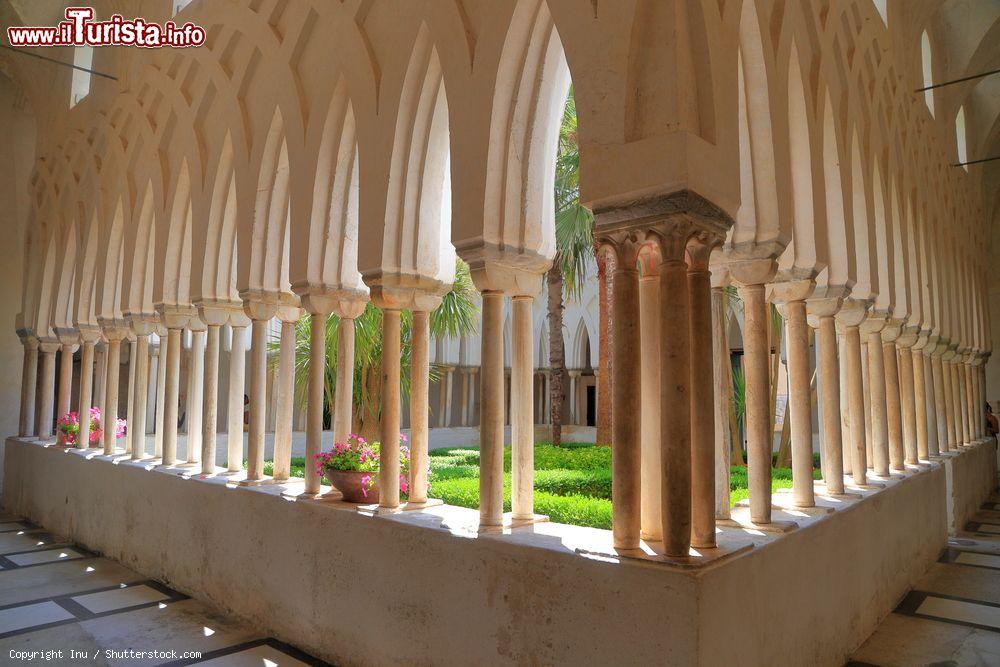 Immagine Dettaglio del chiostro della cattedrale di Amalfi, Campania. Il chiostro del Paradiso fa parte del duomo di Amalfi: dall'atrio della cattedrale sia accede infatti ad uno degli edifici più noti di tutta la costiera amalfitana. Il chiostro venne fatto edificare fra il 1266 e il 1268 dall'arcivescovo Filippo Augustariccio come cimitero per i cittadini illustri - © Inu / Shutterstock.com