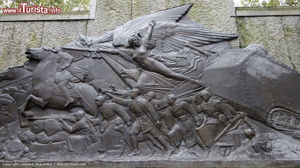 Immagine Dettaglio del Memoriale della Guerra a Vichy, Francia: qui vengono commemorati gli abitanti di Vichy che persero la vita nella Prima e nella Seconda Guerra Mondiale - © Leonard Zhukovsky / Shutterstock.com