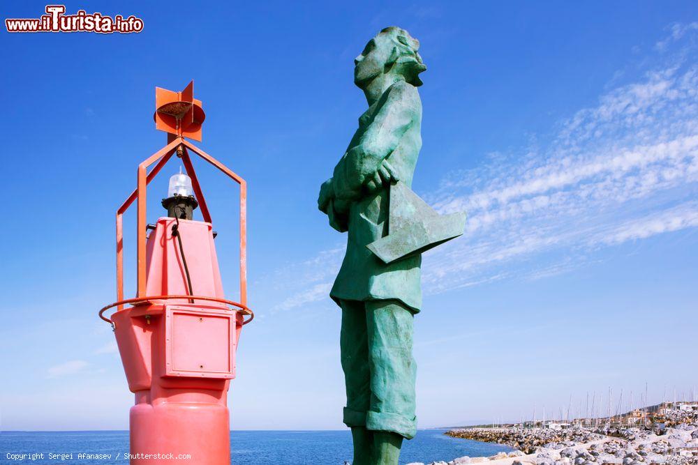 Immagine Dettaglio del Monumento ai Marinai sul lungomare di San Vincenzo, Toscana - © Sergei Afanasev / Shutterstock.com