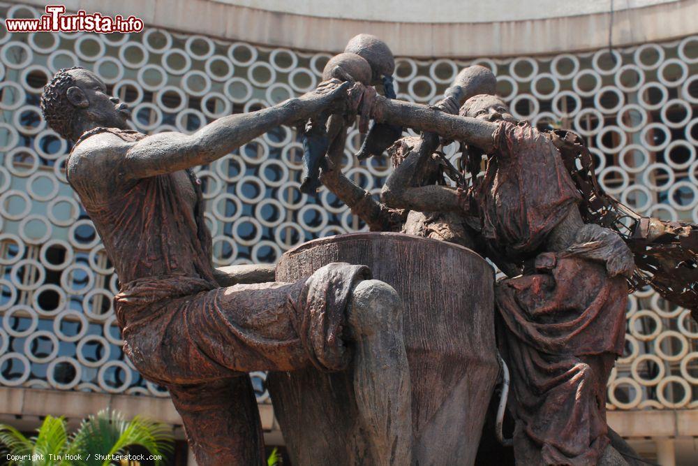 Immagine Dettaglio del monumento al Teatro Nazionale di Kampala, Uganda - © Tim Hook / Shutterstock.com
