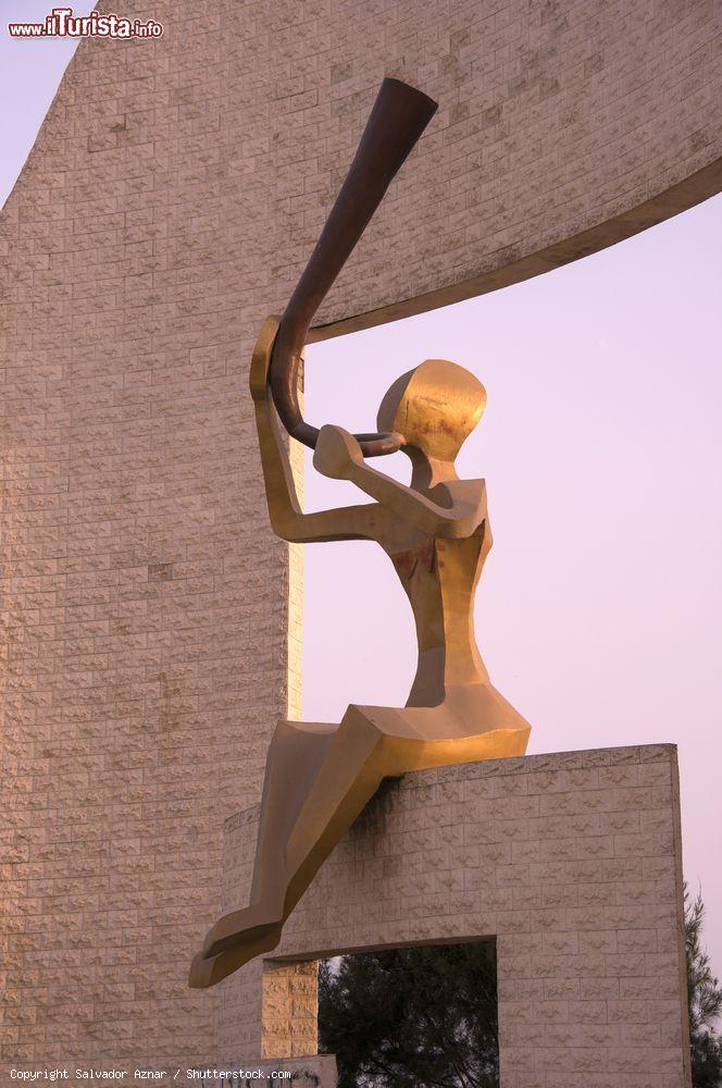 Immagine Dettaglio del monumento noto come Millennium Gate sulla passeggiata della Corniche di Dakar, Senegal - © Salvador Aznar / Shutterstock.com