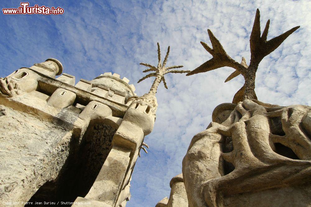 Immagine Dettaglio del Palazzo Ideale costruito dal fattore Ferdinand Cheval in modo autodidatta  - © Pierre Jean Durieu / Shutterstock.com