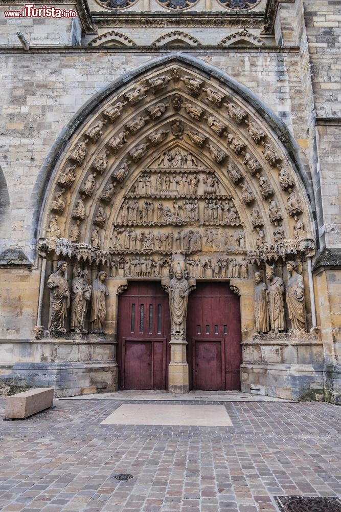 Immagine Dettaglio del portale d'ingresso della cattedrale di Notre-Dame a Reims, Francia. Siamo sul lato nord dell'edificio religioso costruito nel 1275.