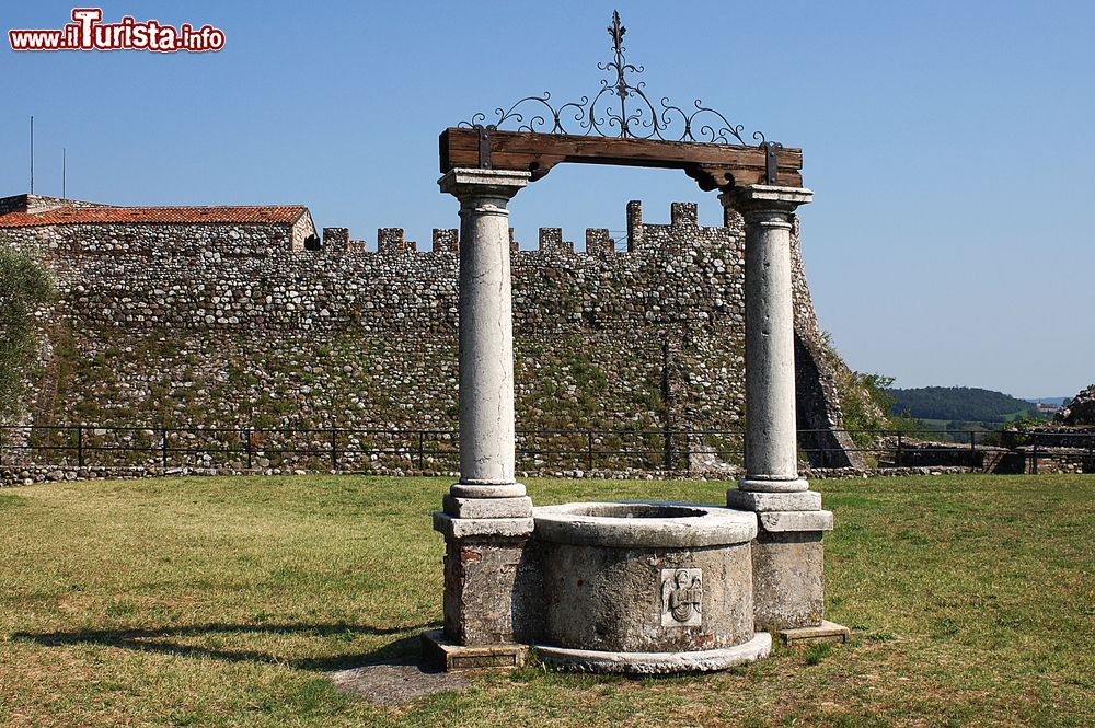 Immagine Dettaglio del pozzo con le mura della fortezza di Lonato del Garda, Lombardia, Italia.