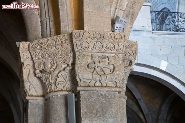 Immagine Dettaglio della Basilica di San Flaviano a Montefiascone, Lazio. Capitelli decorati per le colonne all'interno della chiesa che ospita anche affreschi di scuola romana e toscana del XIV° secolo - © Mi.Ti. / Shutterstock.com