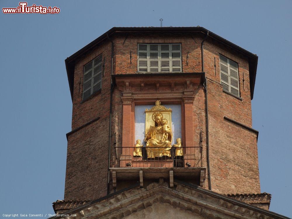 Immagine Dettaglio della cattedrale di Reggio Emilia, Emilia Romagna. Al di sopra della facciata, il tiburio accoglie una grande statua cinquecentesca in bronzo dorato della Madonna con Gesù Bambino e i committenti, i coniugi Fiordibelli. E' opera di Bartolomeo Spani - © Gaia Conventi / Shutterstock.com