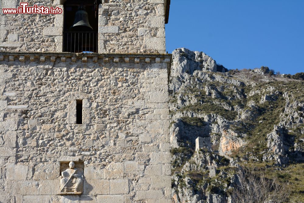 Immagine Dettaglio della cattedrale di Venafro, Molise. Dedicata a Santa Maria Assunta, ha origini che risalgono probabilmente al primo cristianesimo. Nella fotografia, il particolare del bassorilievo del vescovo Pietro di Ravenna che ne volle la ricostruzione verso la metà dell'XI° secolo.