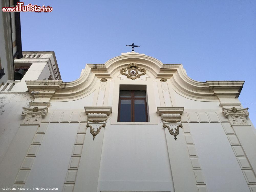 Immagine Dettaglio della Chiesa del Carmine a Pizzo Calabro, Calabria. Datata 1579, è la chiesa più antica di Pizzo. Al suo interno ospita affreschi e statue fra cui la Madonna del Carmine e Santa Rita da Cascia, entrambe in legno - © Naeblys / Shutterstock.com