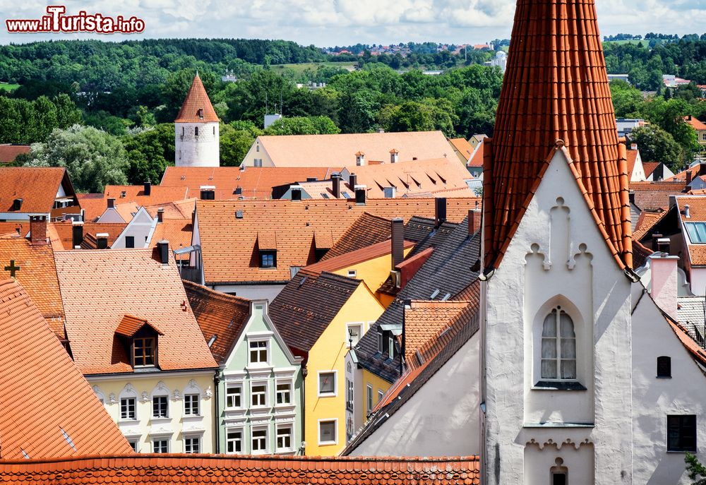 Immagine Dettaglio della chiesa di Kaufbeuren con i tetti delle case sullo sfondo, Germania.