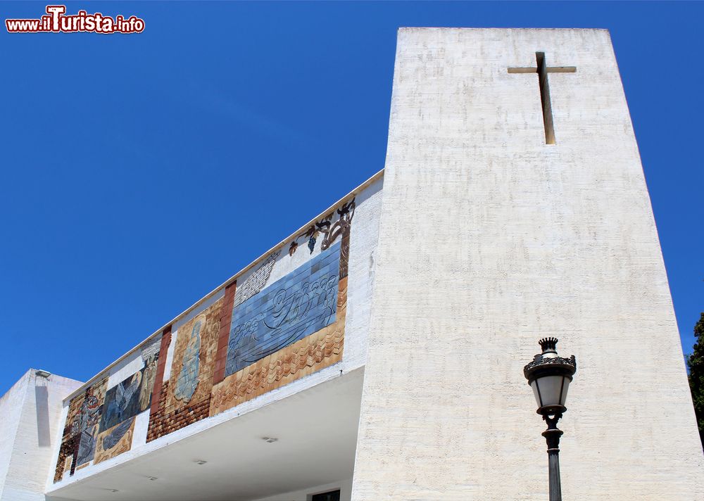 Immagine Dettaglio della chiesa di Nostra Signora delle Nevi nel centro storico di Calpe, Spagna. E' stata costruita nel 1975 in uno stile che mescola il classico e il moderno.