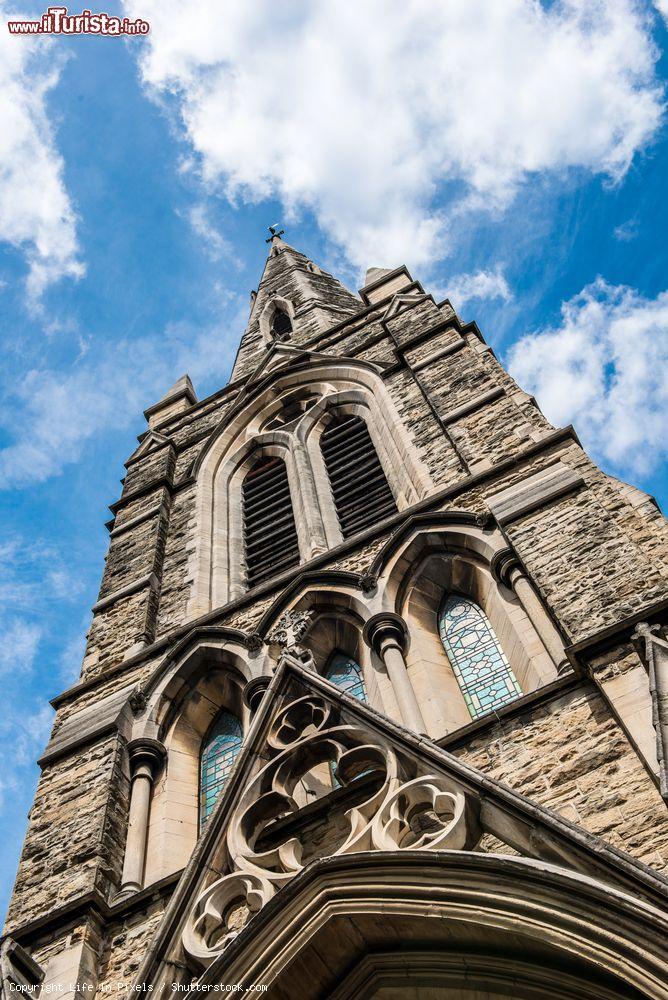 Immagine Dettaglio della chiesa di St. John in Ranmoor, Sheffield, Yorkshire, UK. E' stata inaugurata nel settembre del 1888 e si tratta della chiesa parrocchiale più grande della città - © Life In Pixels / Shutterstock.com