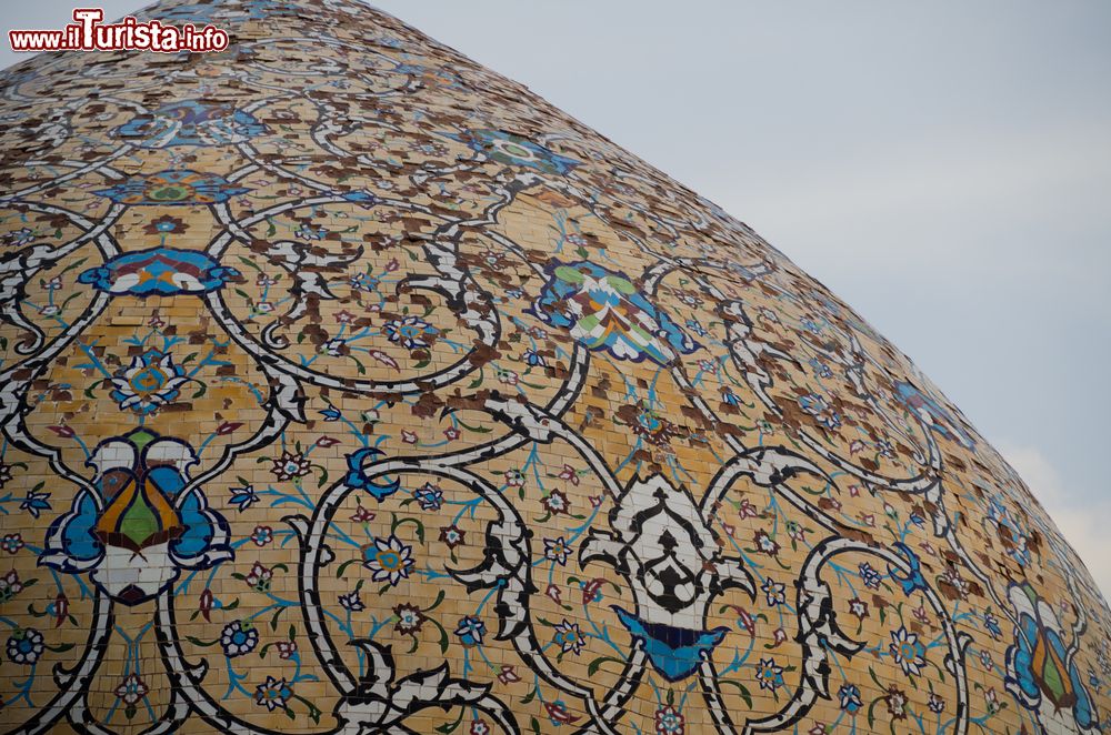 Immagine Dettaglio della cupola della moschea iraniana di Ashgabat, Turkmenistan. Per trovare un'altra cupola con decorazione simile bisogna recarsi nella città di Shiraz in Iran.