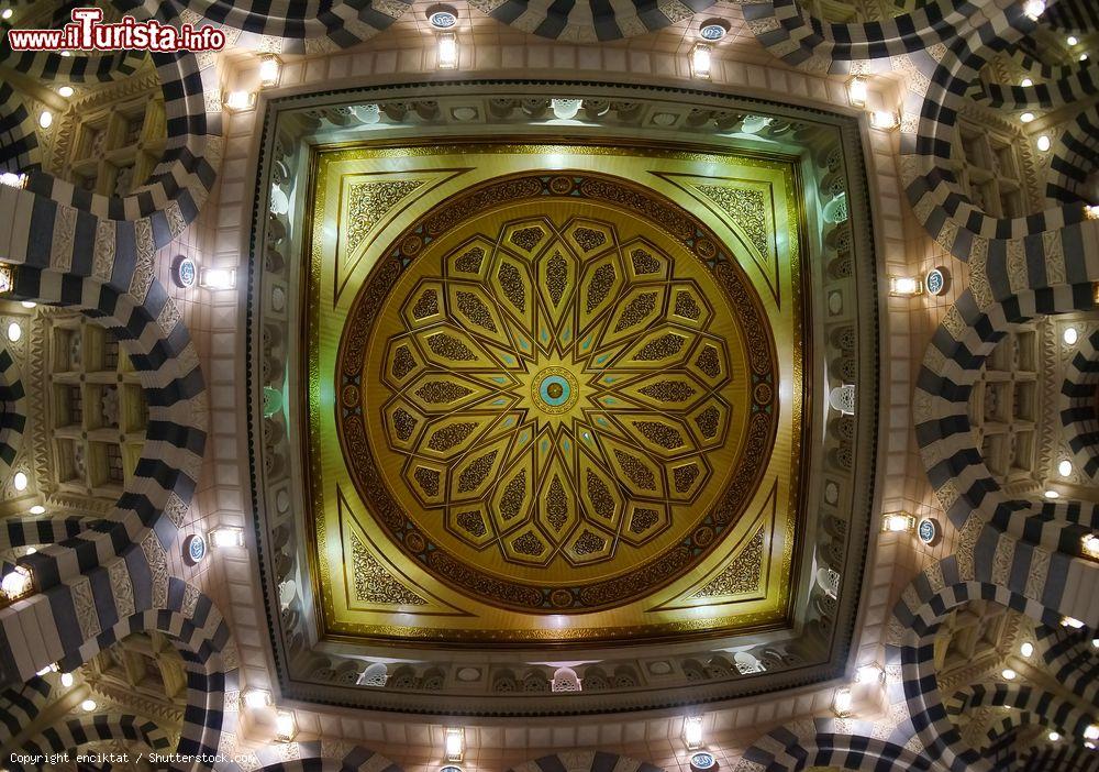 Immagine Dettaglio della cupola della moschea Nabawi fotografata di notte a Medina, Arabia Saudita - © enciktat / Shutterstock.com