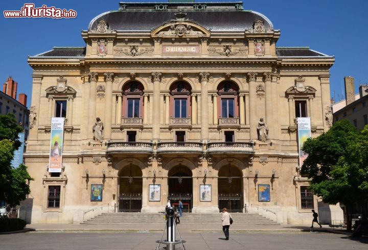 Immagine Dettaglio della facciata del teatro dei Celestini e relativa piazza a Lione, Francia. E' uno dei più antichi di Francia con i suoi oltre 200 anni anche se in realtà la sua storia risale al 1407 quando era un convento dei frati Celestini - © MagSpace / Shutterstock.com